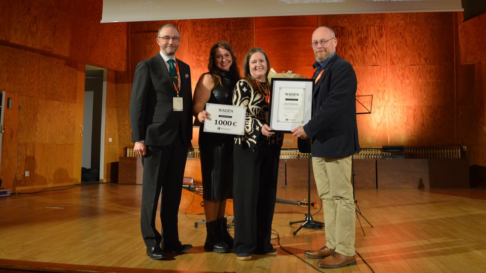 Metsästäjäliiton Wadén-palkinto myönnettiin Eija Vallinheimolle (kolmas vasemmalta). Palkinnon luovuttivat Metsästäjäliiton toiminnanjohtaja Jaakko Silpola, riista-asiantuntija Leena Kangas sekä puheenjohtaja Petteri Lampinen.