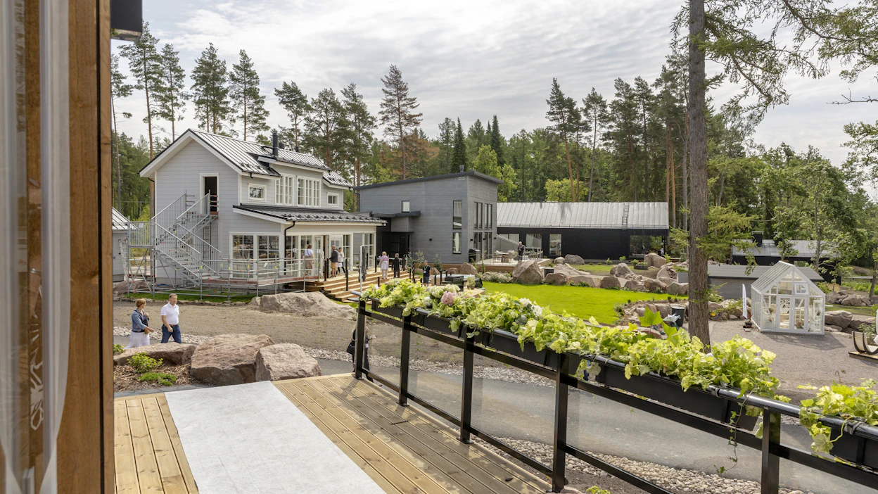 Taloja Loviisan asuntomessuilta kesältä 2023. Loviisan kunta ei ole mukana Lupapiste Kaupassa.