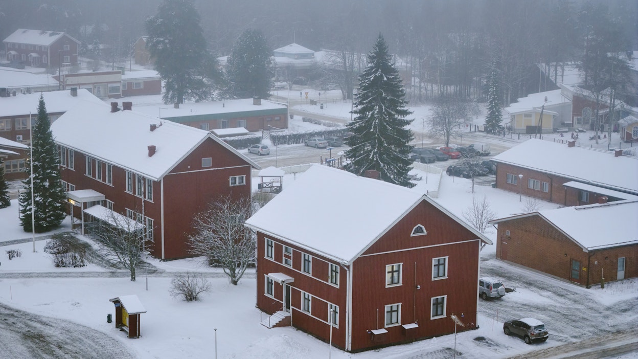 Tyhjilleen jäävä sotekiinteistö Varpaisjärvellä. Kuvituskuva.