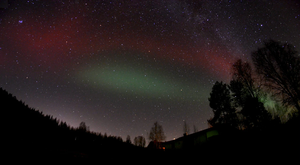Ilmiön nimeksi on annettu Red Arc with Green Diffuse Aurora (RAGDA) eli Punainen kaari vihreällä udulla. LEHTIKUVA / handout / Heidi Rikala / Tähdet ja avaruus.