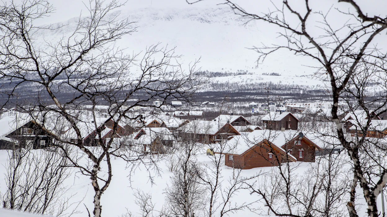 Mökkikylä Kilpisjärvellä. Käsivarren erämaahan tullaan kelkkailemaan muun muassa Norjan puolelta.