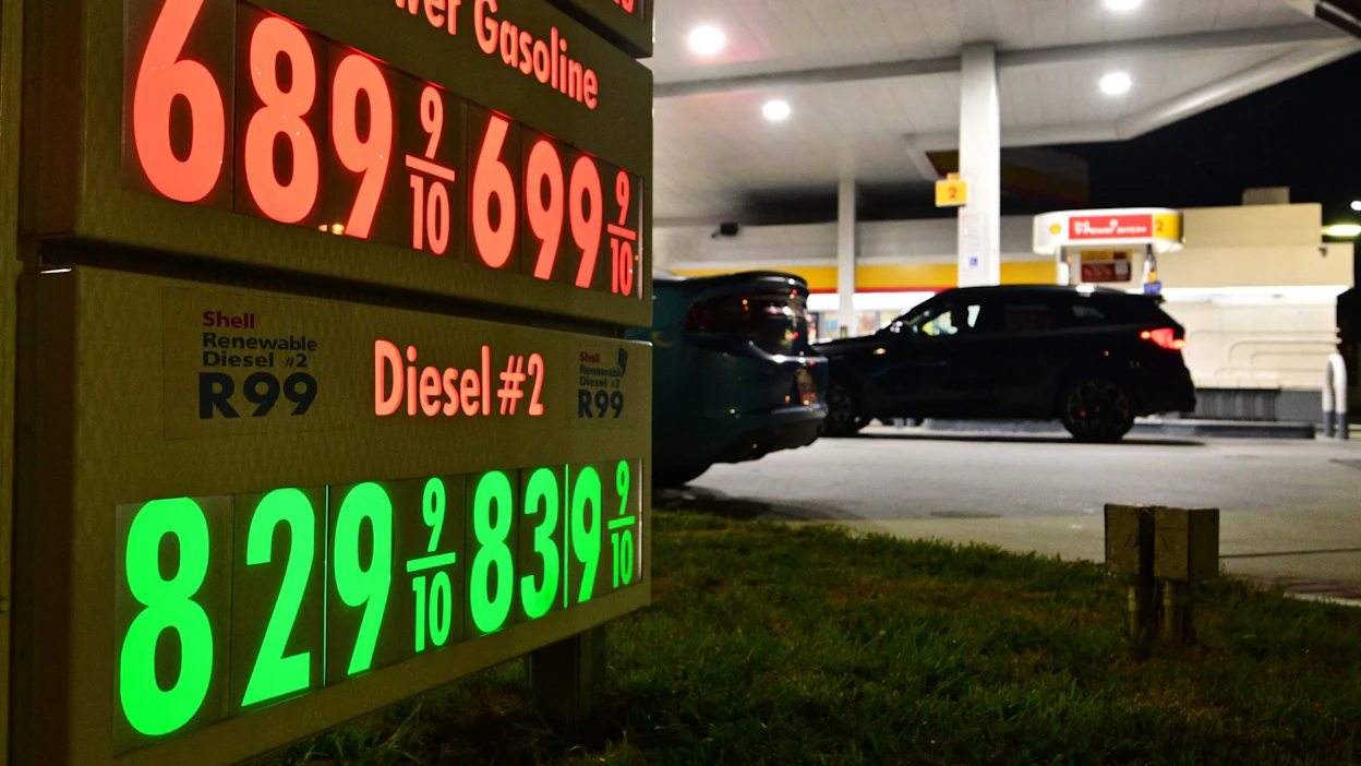 Dieselin väliaikaisen vientikiellon tavoitteena on Politicon lähteiden mukaan laskea energian hintoja ennen marraskuun välivaaleja. AFP/LEHTIKUVA.
