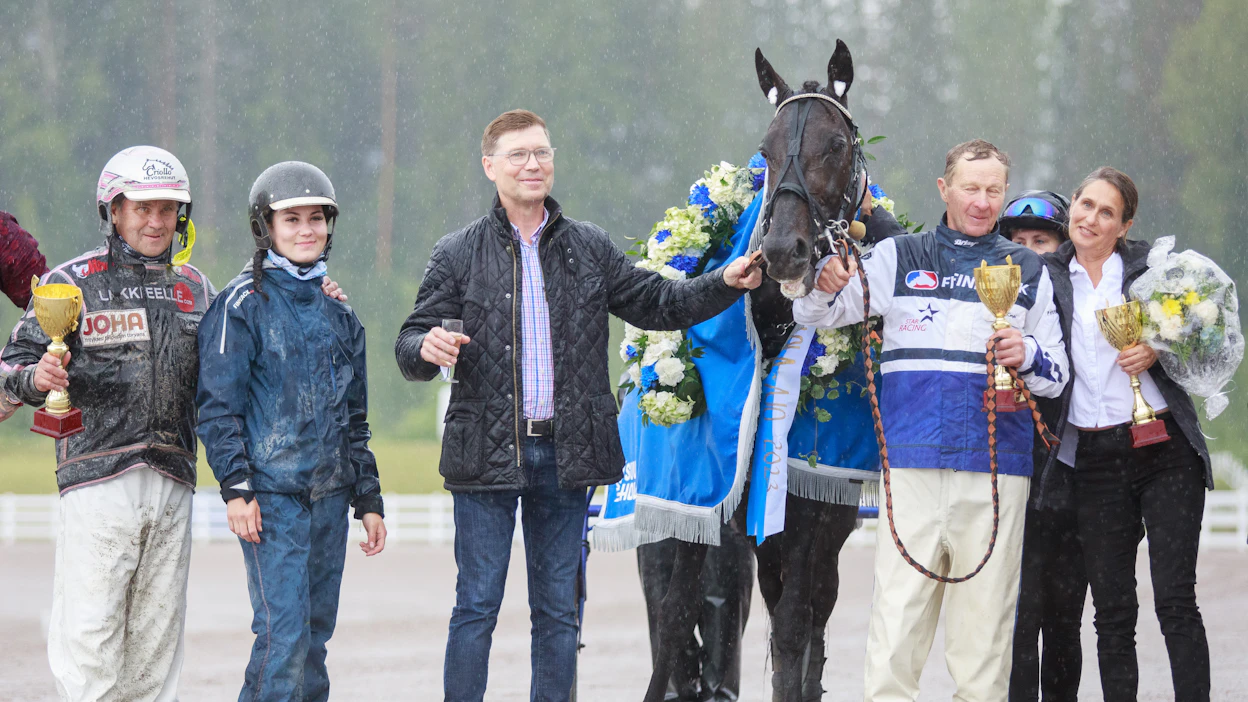 Toissa vuonna Janne Korpi ohjasti Run For Royaltyn Suur-Hollola -ajon voittoon. Viime vuoden sateisissa olosuhteissa Antti Teivainen vastasi voittoisasta ohjastuksesta. Tänä vuonna Ilkka Korpi nähdään Pekka Korven valmennettavan rattailla karsinnassa.