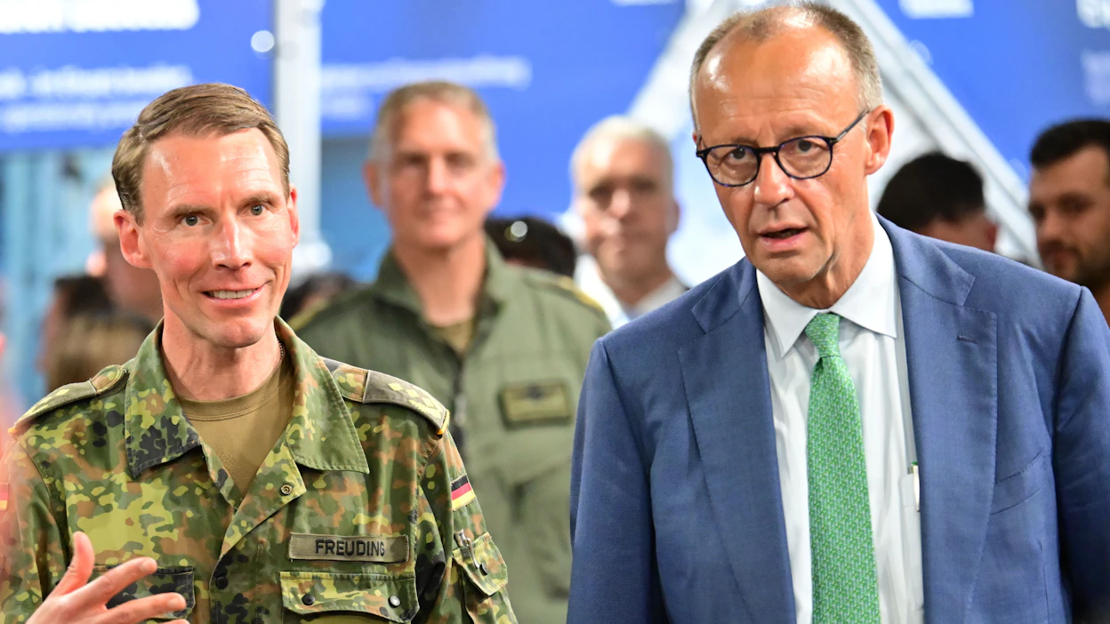 Saksan liittokansleri Friedrich Merz tutustui kuluneella viikolla Berliinin ilmailunäytökseen ilmavoimien kenraaliluutnantti Christian Freudingin kanssa.