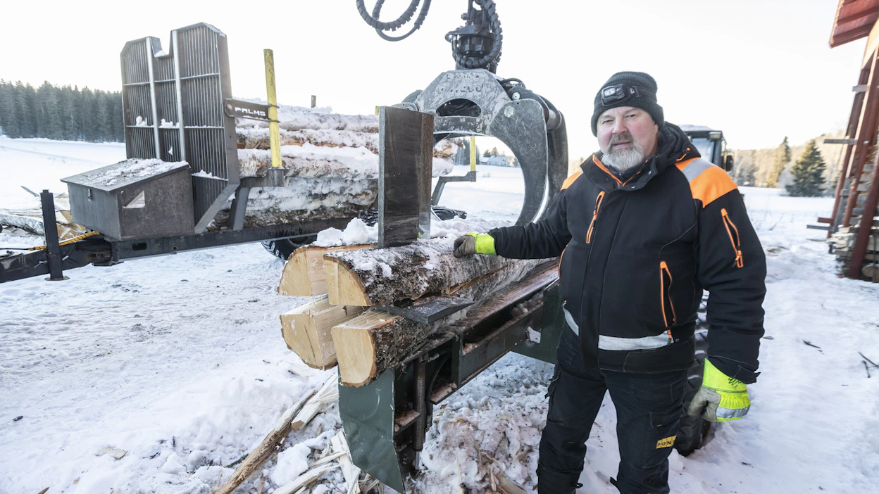 Tauno Ilomäen kehittämä halkomakone halkaisee 3,5-metriset tukit neljään osaan.