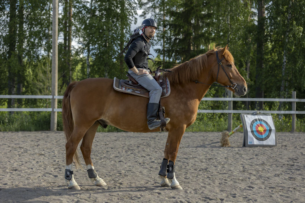 Marko Suhonen harrasti ensin jousiammuntaa. Hän halusi lajiin lisää vaikeuskerrointa ja sitä ratsastusjousiammunta tarjoaa.