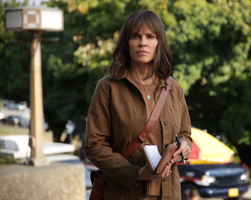 Hilary Swank esittää New Yorkista Alaskaan muuttavaa tähtitoimittajaa Alaska Daily -sarjassa.