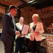 Elsi Katainen (oik.) vastaanotti Tiedonjyvä-palkinnon Klaus Hartikaiselta ja Anna Kujalalta Helsingissä maanantaina 10.3.2025.