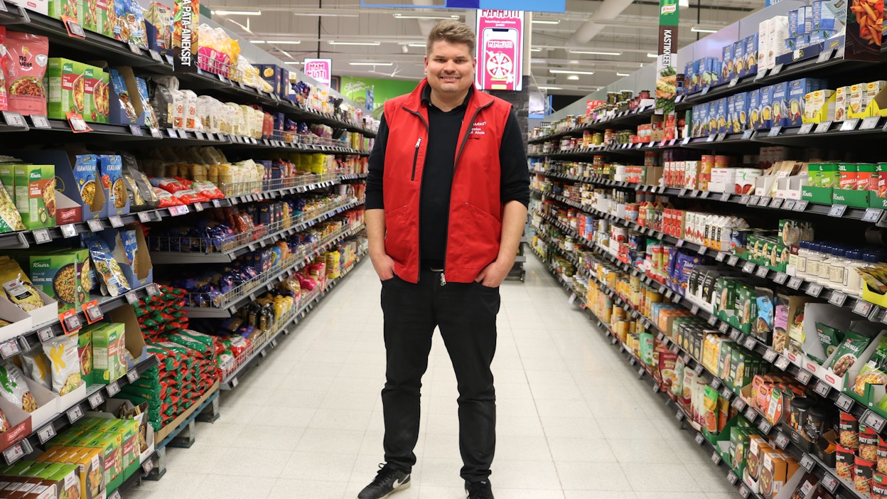 Kauppias Samuli Ahola kuuluu niin sanottuihin kasvollisiin kauppiaisiin ja jalkautuu mielellään myös asiakkaiden pariin.