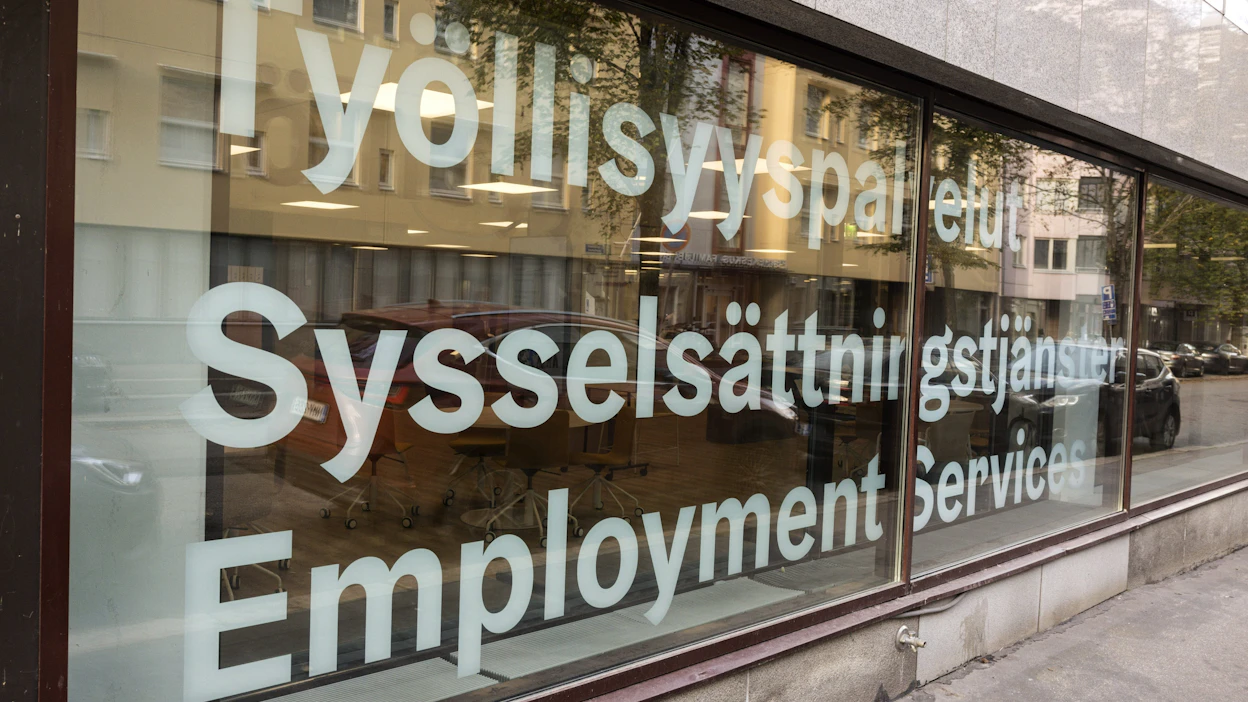 Kunnat eivät enää voi palkata itse työttömiä palkkatuella, vaan tuki kannustaa työllistymään ensisijaisesti yksityiselle sektorille eli yrityksiin. LEHTIKUVA / Roni Rekomaa.