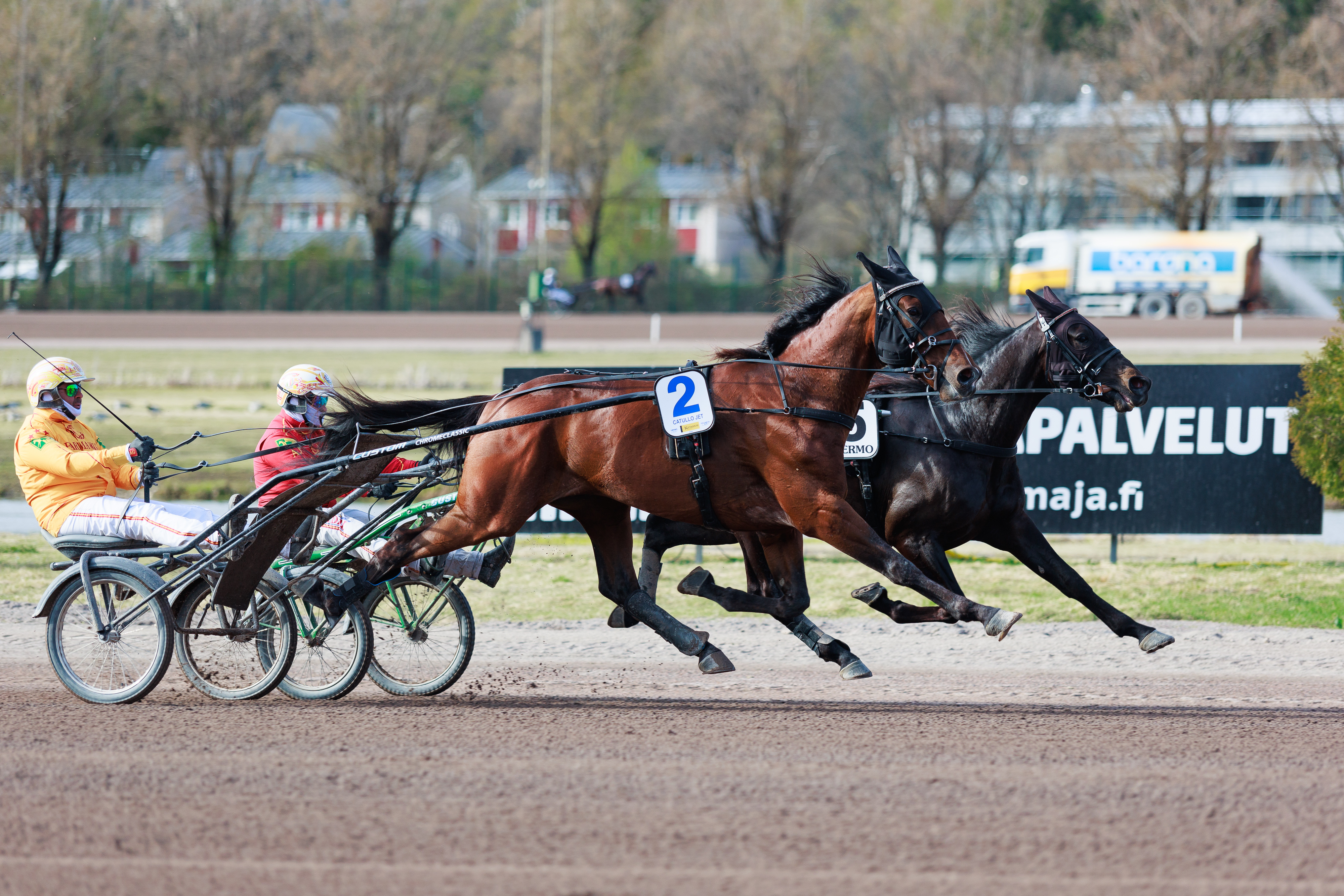 Catullo Jet ja Alessandro Gocciadoro verryttelemässä ennen Vermon Finlandia-ajoa. Sisäpuolella on tallikaveri Eolo Wise L, ja verryttelykuvassa havainnollistuu myös suurin piirtein kuinka paljon Catullo hävisi itse lähdössä.