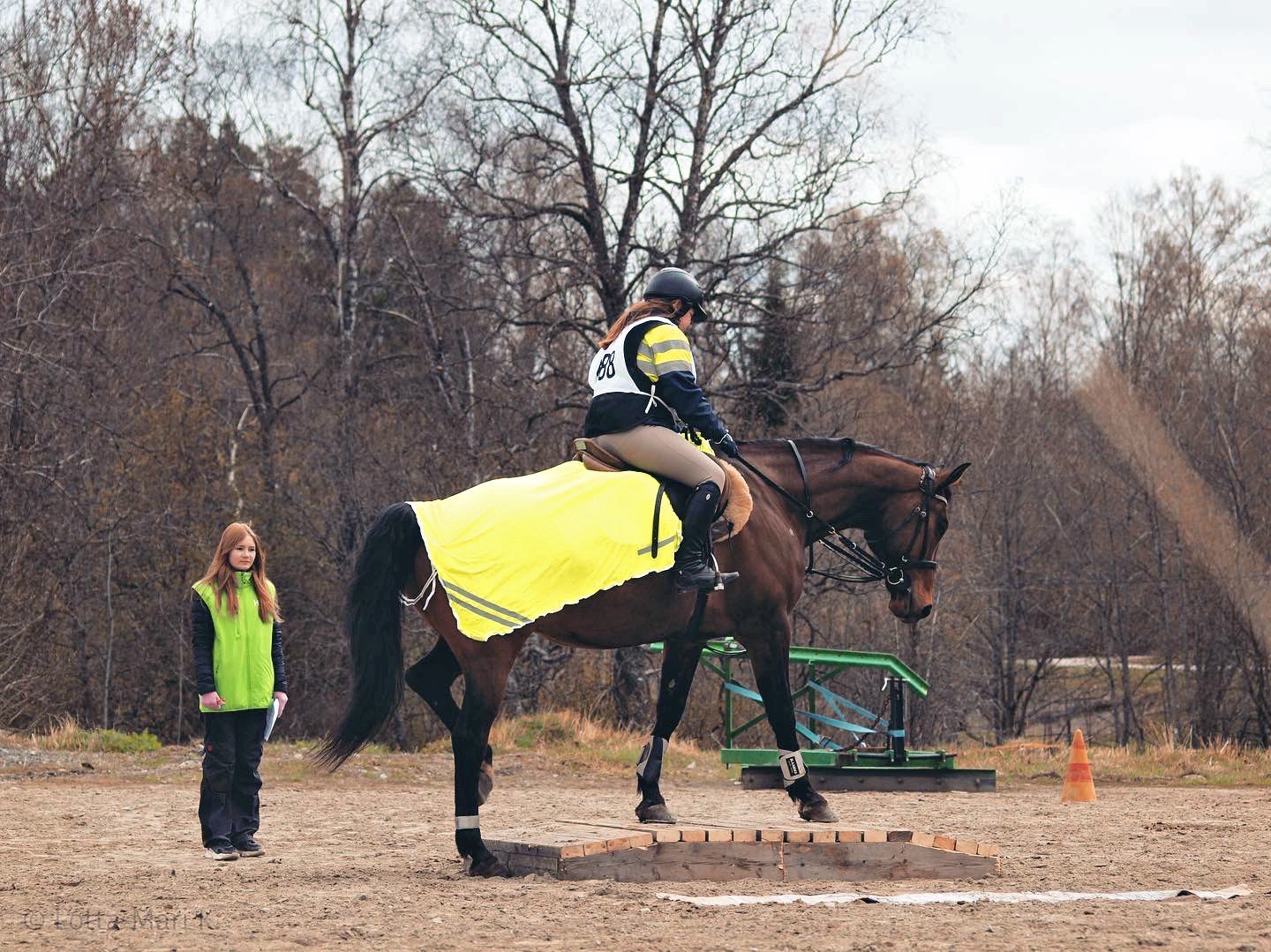 Maastotaitoratsastuskilpailun tehtävärata sijaitsee Hyrian luonnonvara-alan kampuksella Uumolla. Tehtävät voivat olla rakennettuja tehtäviä, kuten kuvassa oleva silta tai luonnossa olevia olosuhteita, kuten mäkiä ja ojia. Myös tietoon ja taitoon liittyviä tehtäviä sisältyy rataan.