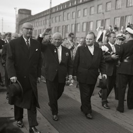 Nikita Hruštšov (keskellä) vieraili Urho Kekkosen 60-vuotispäivillä vuonna 1960. Kekkosen aikaan Suomen idänpolitiikka nojasi pitkälti henkilökohtaisiin vierailuihin.