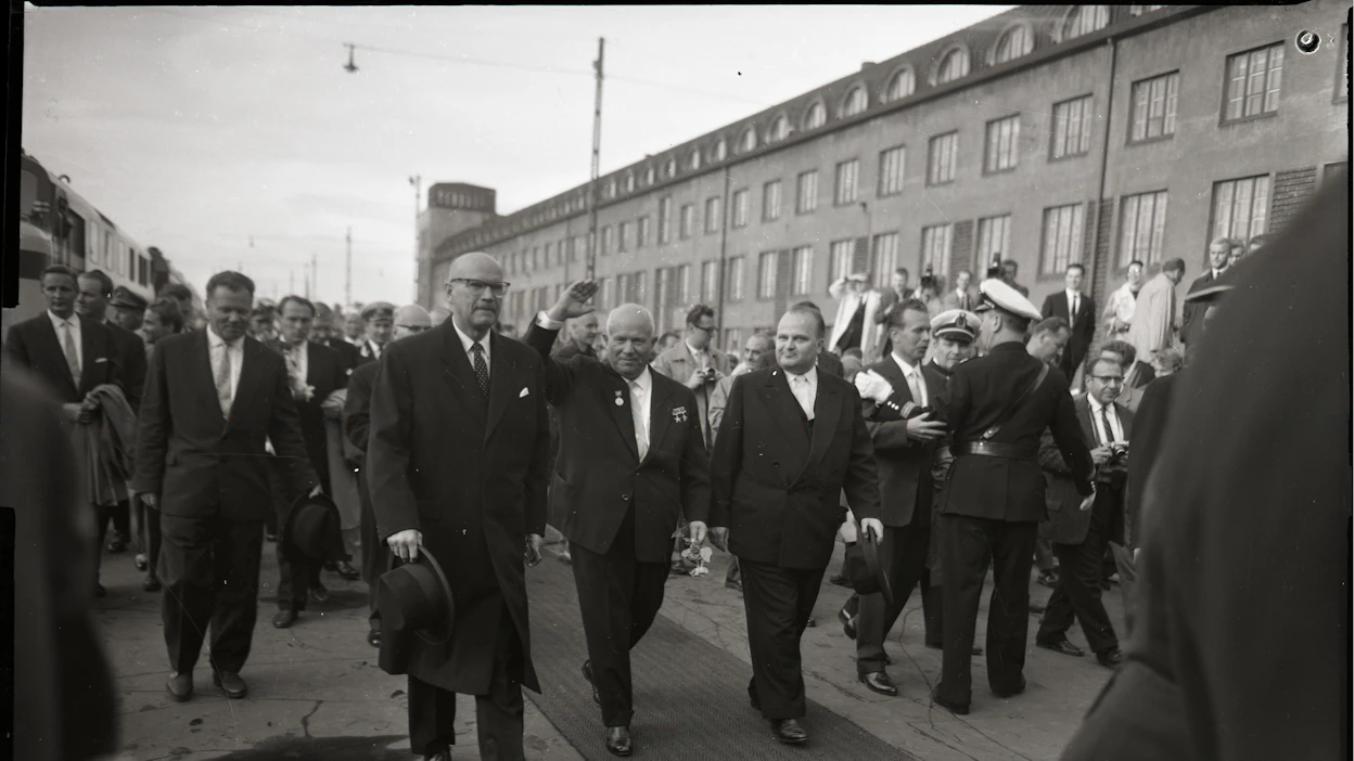 Nikita Hruštšov (keskellä) vieraili Urho Kekkosen 60-vuotispäivillä vuonna 1960. Kekkosen aikaan Suomen idänpolitiikka nojasi pitkälti henkilökohtaisiin vierailuihin.