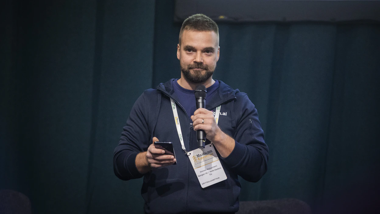 Spoken.ai:n toimitusjohtaja Joonas Koivuniemi luki maatalouskonemessuilla voiton jälkeen tekoälyn laatiman kiitospuheen.