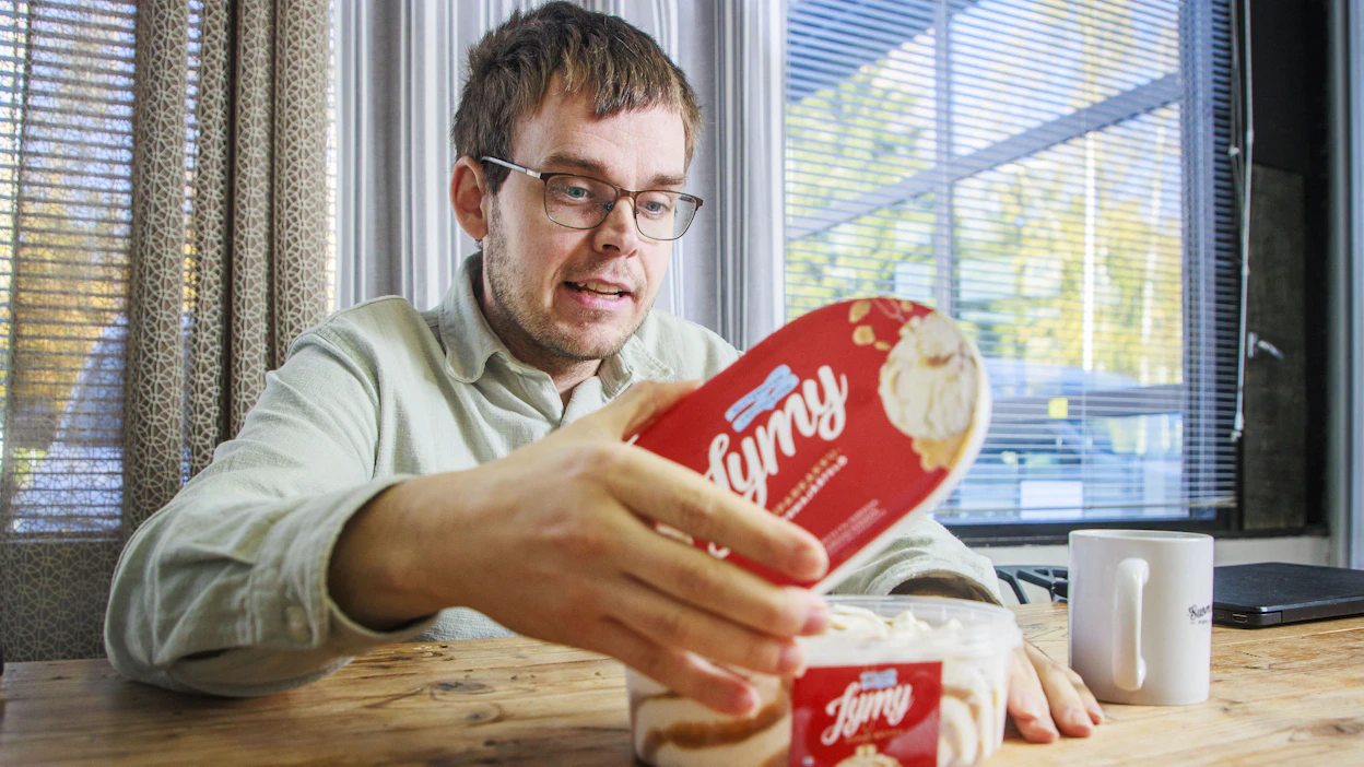 Olli Suominen avaa kausimakurasiaa, joka ei poikkeuksellisesti olekaan pinkki. ”Pakkauksilla on iso merkitys tuotteiden liikkuvuuteen.”