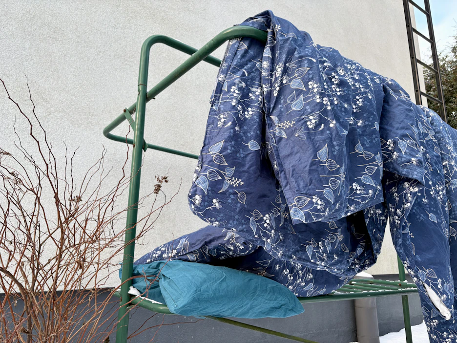 Pakkaskelillä voi tuulettaa kaikkia kodin tekstiilejä: esimerkiksi peittoja ja tyynyjä, vieraspatjoja, sohvatyynyjä ja pehmoleluja.
