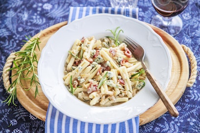 Voimakas, täyteläinen ja sopivasti suolainen sinihomejuusto on sellaisenaan herkkua, mutta se sopii myös monenlaiseen ruoanlaittoon maun antajaksi.