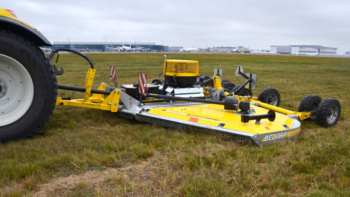 Lentoaseman viheralueet ovat turva-alueita lentoliikenteelle. Finavia hoitaa niiden kunnossapidon. Viheralueilla on hoitoluokat ja kasvusto niitetään yleensä kolme kertaa vuodessa.