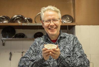 Juha-Pekka Aikola on härkäpapujen pellepeloton. Hän on kehittänyt siitä tuotteita vuodesta 2014. Kulhossa on Hippu-härkäpapuhiutaleita.