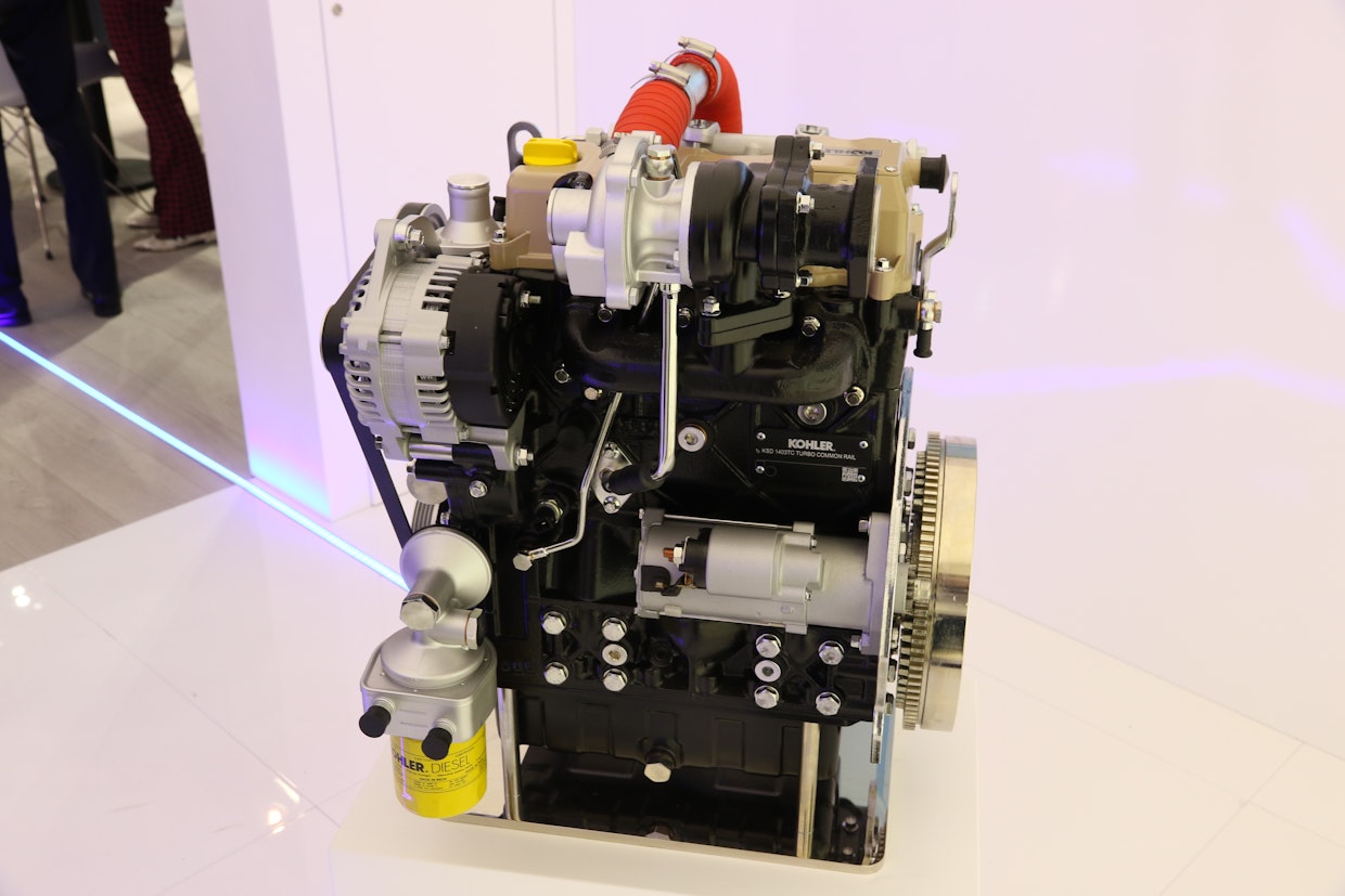 Kohler esitteli KSD1403 -moottorinsa yhteispaineruiskulla kolmena variaationa. TCA:ssa on turbo ja ahtoilman jäähdytys (18,9 kW / 120 Nm). TC-versiossa on turbo (18,9 kW / 105 Nm) mutta ei ahtoilman jäähdytystä. Halvin on NA eli vapaastihengittävä versio (18,9 kW / 90 Nm). Öljynvaihtovälin voi tuplata 1000 tuntiin suuremmalla öljypohjalla ja -suodattimella.