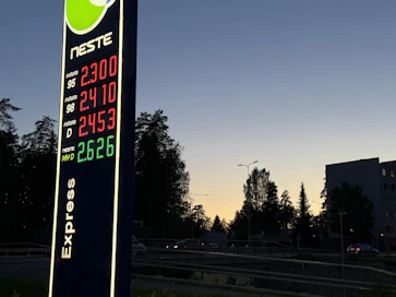 Diesel on Suomessa koko Euroopan kalleinta. Myös dieselin verotus on täällä verrokkimaita raskaampaa.