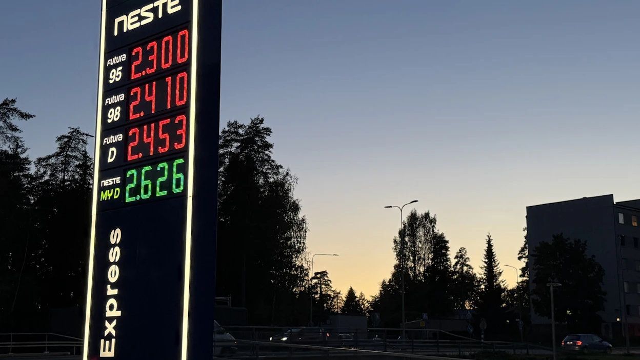 Diesel on Suomessa koko Euroopan kalleinta. Myös dieselin verotus on täällä verrokkimaita raskaampaa.