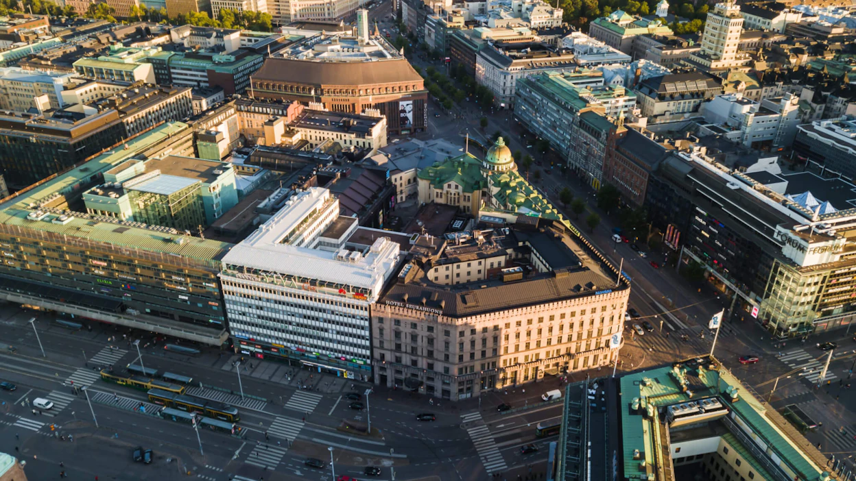 Helsingin yliopiston ylioppilaskunta joutui myymään kiinteistöinvestointeihinsa nähden alihintaan arvokiinteistönsä Helsingin keskustan paraatipaikoilta. Kuva Kaivokadun ja Mannerheimintien kulmasta.