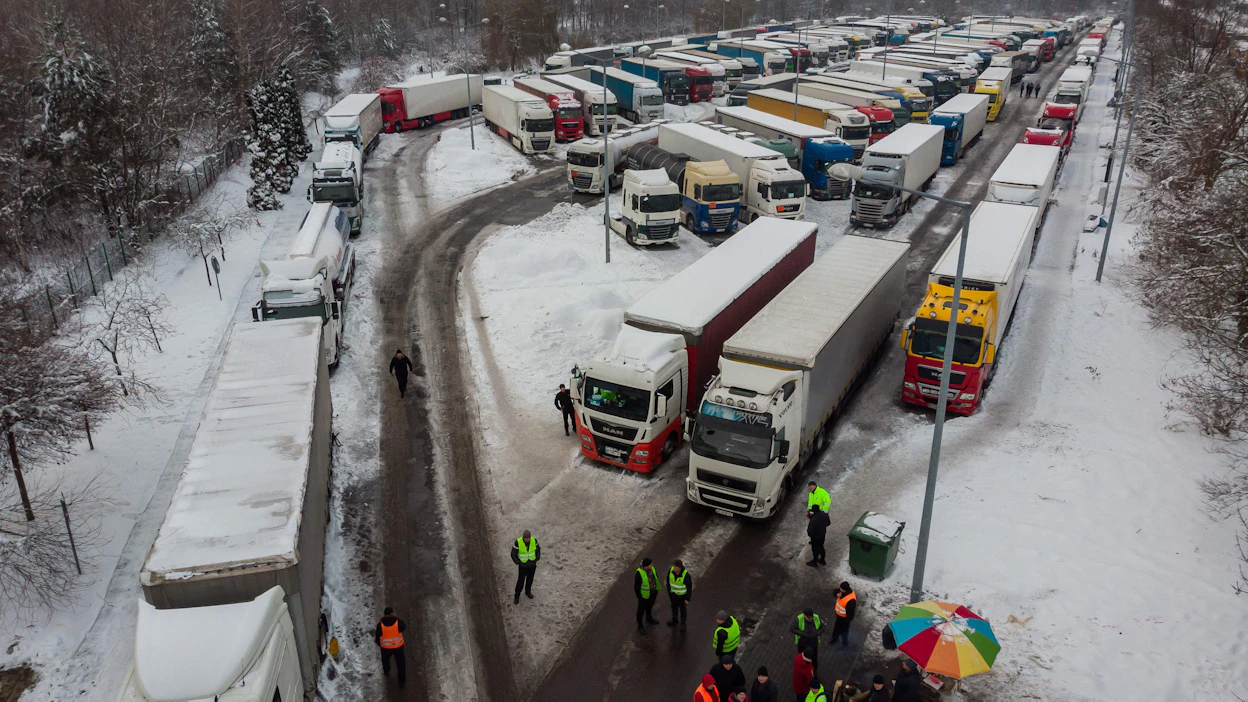 Ukrainalaisen viljan halpatuonnista suivaantuneet puolalaiset maataloustuottajat saartoivat Ukrainaan johtavan Medykan raja-aseman yli kuukaudeksi. Saarto pysäytti Ukrainan viennin Puolaan lähes kokonaan ja oli sotaa käyvälle Ukrainalle kova taloudellinen isku.