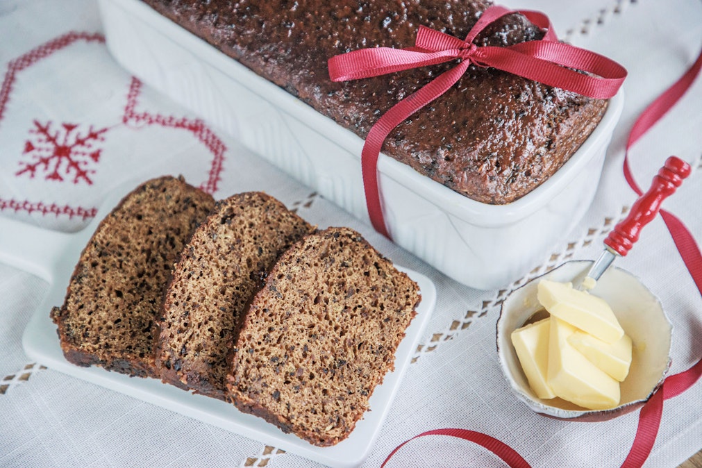 Pitkään mehevänä säilyvä makeahko saaristolaisleipä on maukas kaveri joulukaloille mutta myös toivottu ruokalahja.
