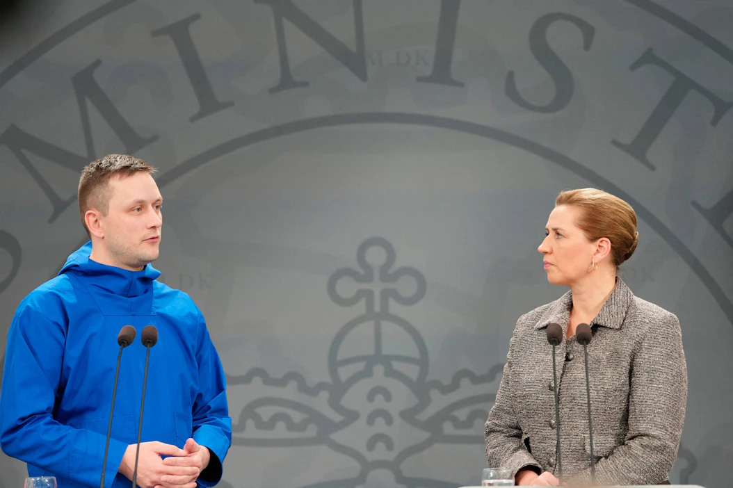 Grönlannin pääministeri Jens-Frederik Nielsen (vas.) ja Tanskan pääministeri Mette Frederiksen ottivat kantaa Grönlannin tilanteeseen mediatilaisuudessa Kööpenhaminassa. LEHTIKUVA / AFP.