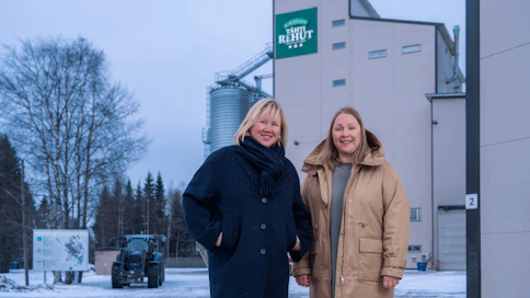 Nyt voimme virallisesti ja luotettavasti kertoa rehujemme kotimaisuusasteesta, Annu Kuure ja Marja-Riitta Kinnunen iloitsevat.
