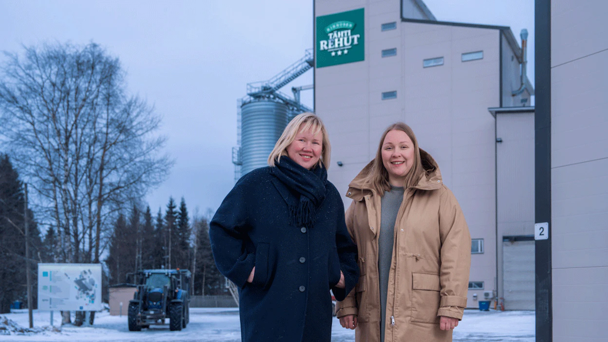 Nyt voimme virallisesti ja luotettavasti kertoa rehujemme kotimaisuusasteesta, Annu Kuure ja Marja-Riitta Kinnunen iloitsevat.