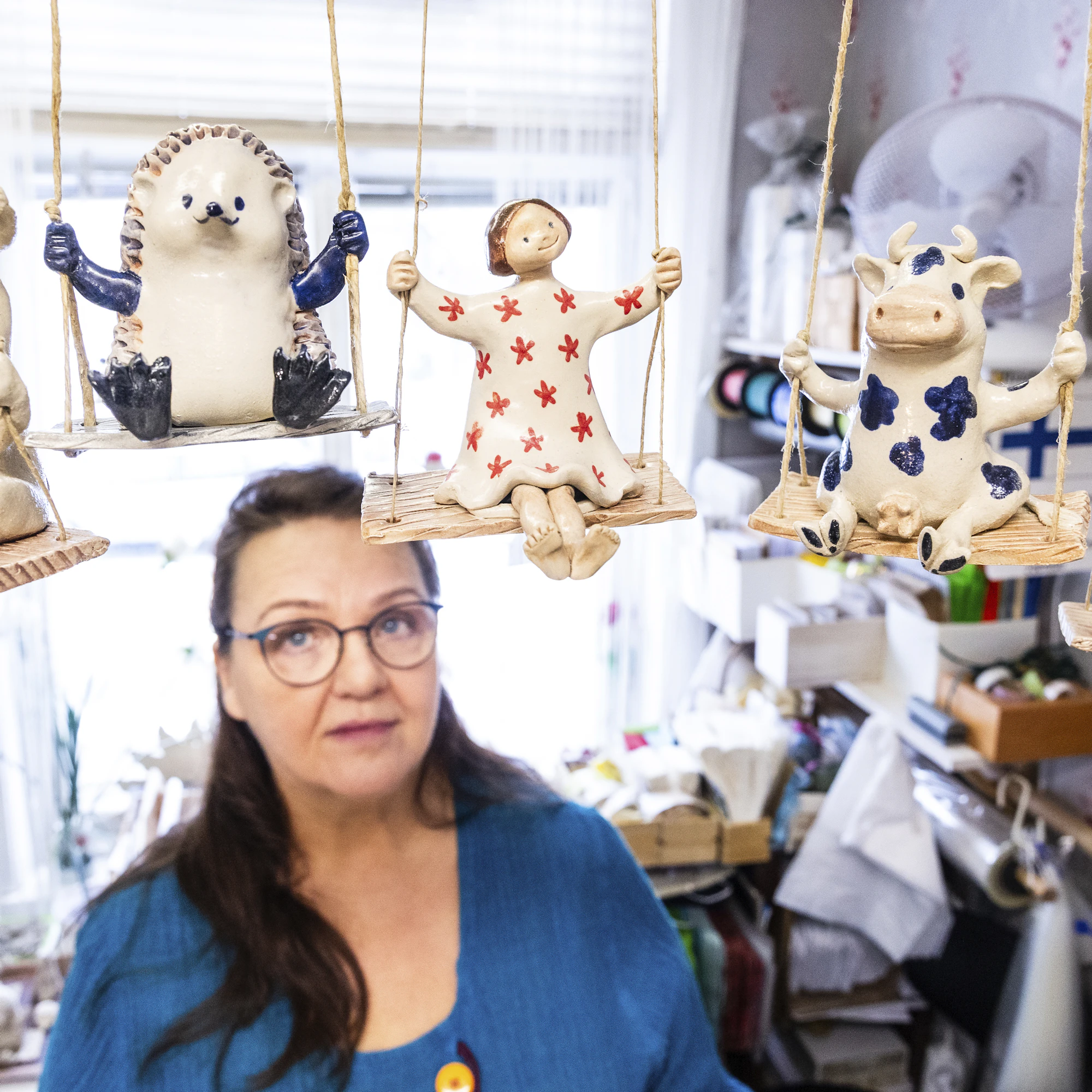 Mervi Patrosen ”Keinukaverit” ovat uniikkeja pienoispatsaita, joihin on muovattu lapsuuden kultaisia muistoja. Käsityöläinen toivoo tuovansa tuotteillaan pienen hetken iloa ja huumoria jokaiseen päivään.