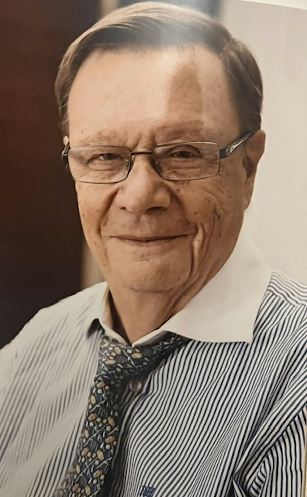 Matti Saarinen (1939–2026) toimi Maatalousyrittäjien eläkelaitoksessa Melassa eläkeasioiden johtavana asiantuntijalääkärinä.