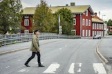 Juha Lagström esitteli Lapuan keskustaa syysiltana. Taustalla näkyvä Kosolan talo on toiminut yli 200-vuotisen historiansa aikana lapuanliikkeen päämajana sekä liikkeen johtajan Vihtori Kosolan kotina. 
