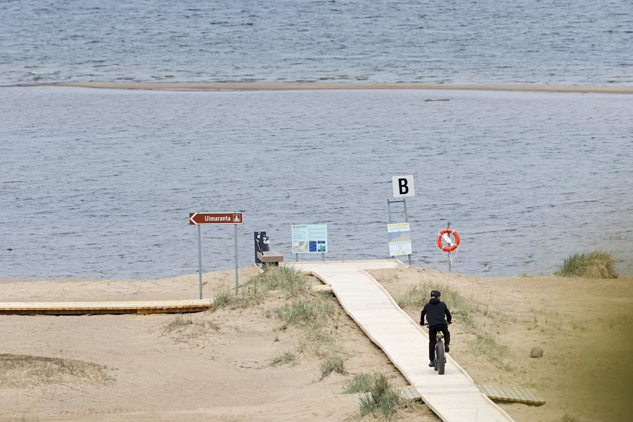 Uimareita ohjataan dyyneiltä viralliselle uimarannalle, joka sijaitsee leirintäalueen edustalla.