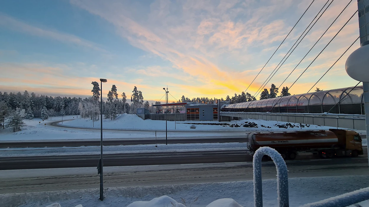 Nelostien ylittävästä lasisillastaan tunnetun Teboil Tähtihovin ravintoloita pyörittävä yrittäjä on jättänyt hakemuksen konkurssista.