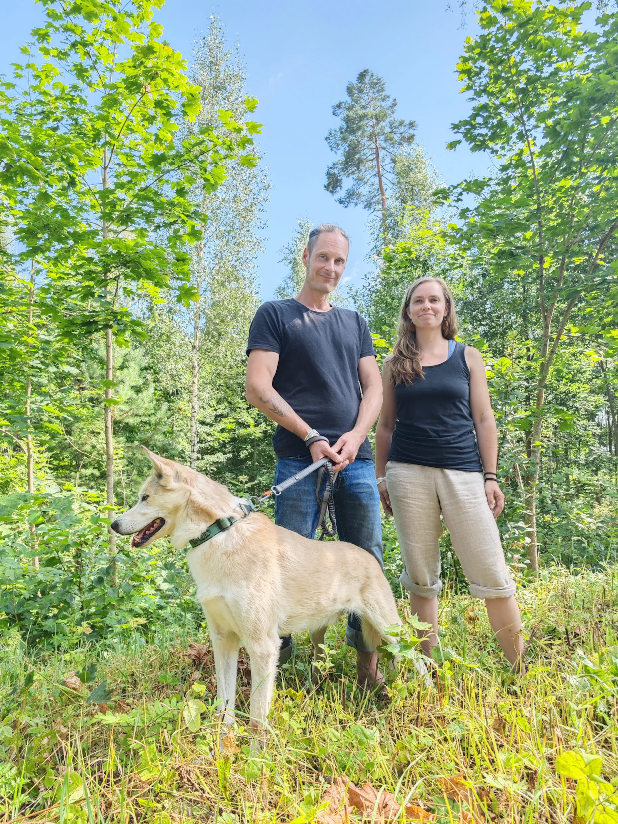 Anton Nordqvist ja Riikka Lamminpää ovat erikoistuneet metsäpuutarhoihin. Valo-koira pitää kotitilalla Nousiaisissa myyrät kurissa. Kuva otettiin Ikielo-festivaaleilla Karjalohjalla.
