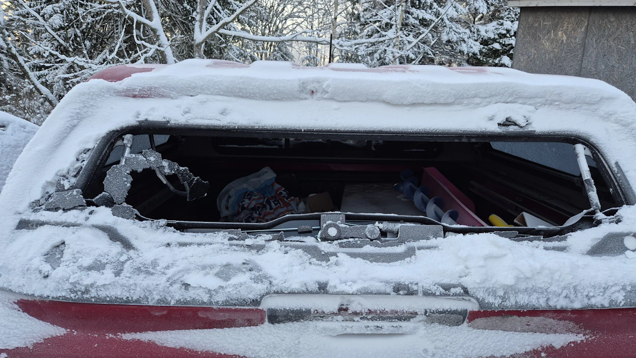 Kuvaushetkellä lasin sirpaleita on jo poistettu reunoilta. Lasi oli vahingon havaitsemisen aikaan lähes kokonaan murskana.