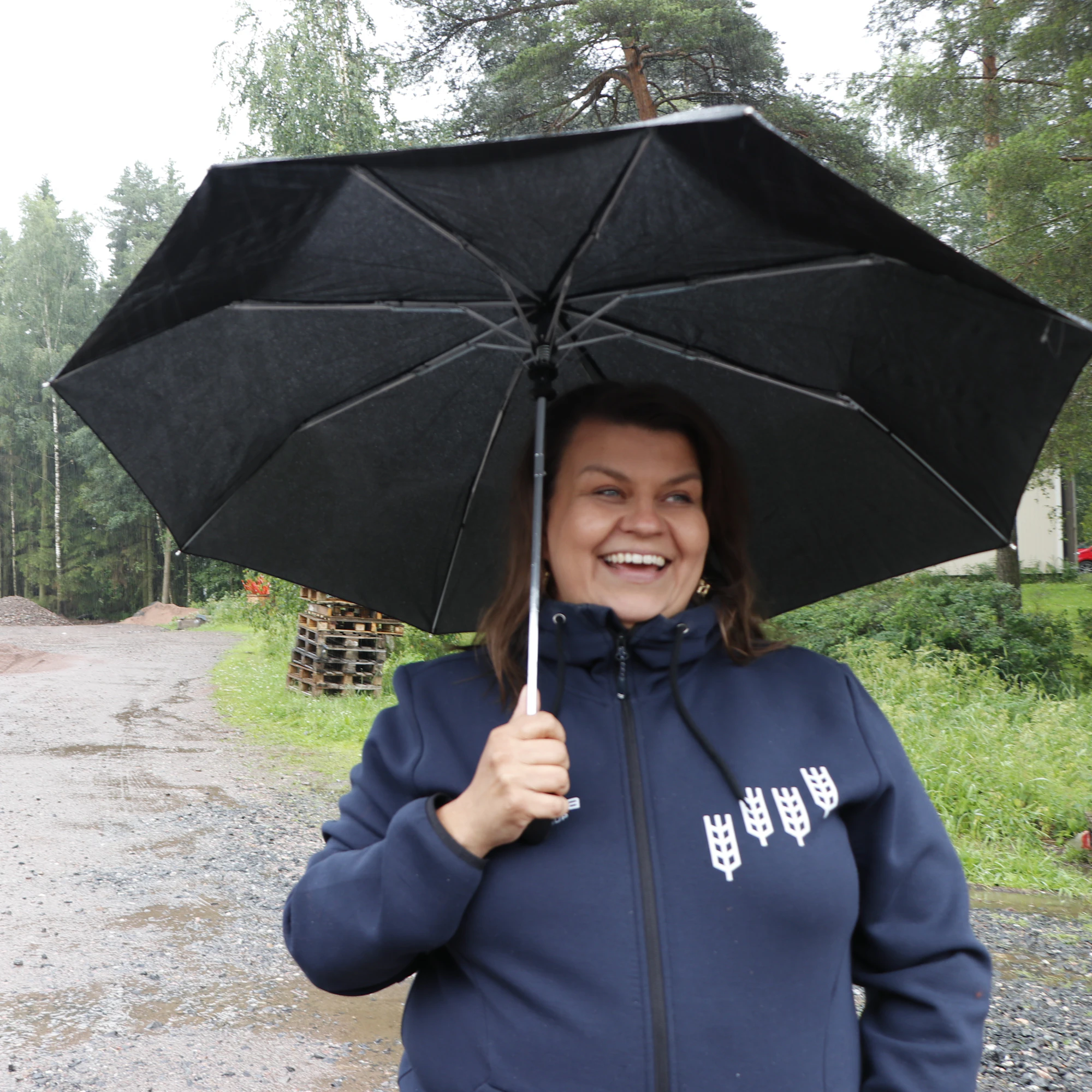 Silloin kun itseäkin alkaa hymyilyttää ja puhelin on lähellä, teen yleensä tilanteesta tarinan someen, Laura Nuotio kertoo.