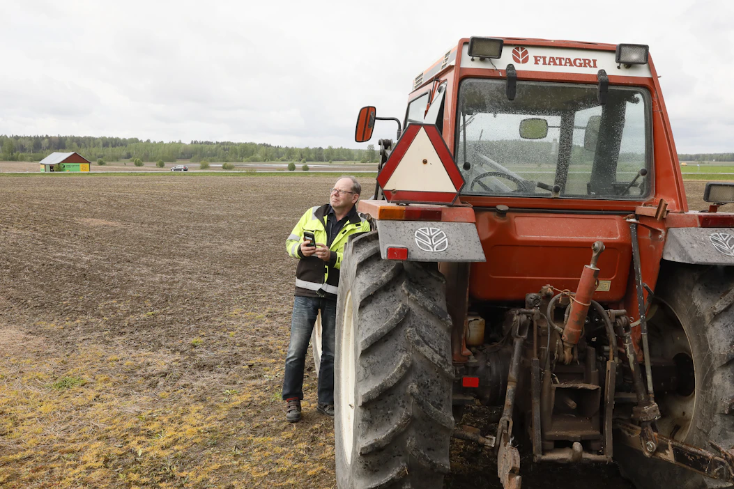 Ruokaviraston johtavalla tietojärjestelmäasiantuntijalla, Jussi Tuumilla, on tapana kirjata tärkeät viljelyyn liittyvät tiedot ylös heti. Hänellä on kasvinviljelytila Eurassa.