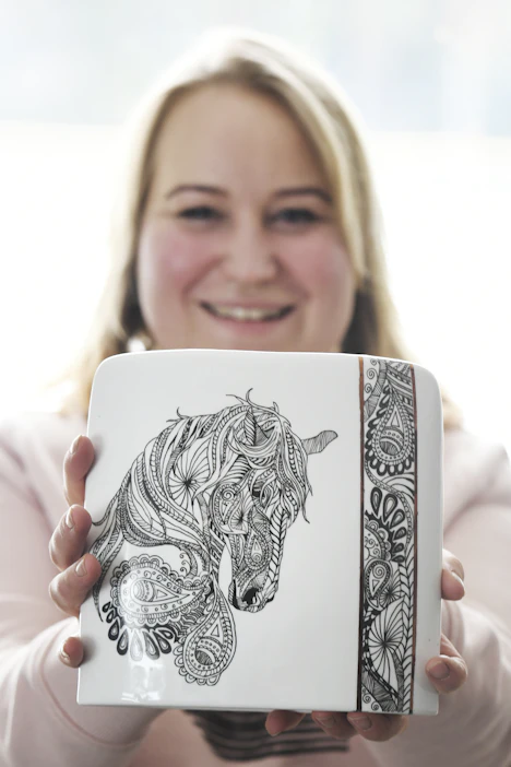 Heidi Rossin taideharrastus on säilynyt ja kehittynyt vuosien varrella. Kuvassa hänen maalaamansa posliinimaljakko.