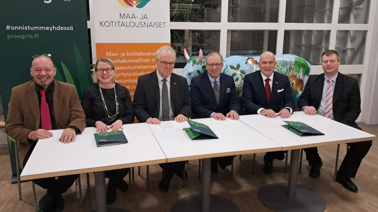 Kuvassa vasemmalta ProAgria Keski-Suomen puheenjohtaja Hannu Jokinen ja varapuheenjohtaja Hanna Hautamäki, ProAgria Etelä-Savon hallituksen puheenjohtaja Jukka Nousiainen ja varapuheenjohtaja Esa Karjalainen, ProAgria Itä-Suomen hallituksen puheenjohtaja Juha Eskelinen ja varapuheenjohtaja Anssi Sirviö.