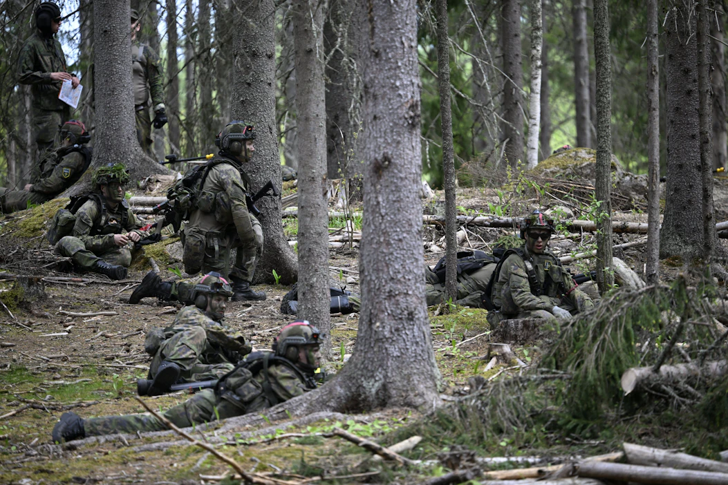 Maavoimien mukaan paikallispuolustusharjoituksissa kehitetään paikallisjoukkojen suorituskykyä sekä Puolustusvoimien, muiden viranomaisten ja alueen toimijoiden yhteistoimintaa. Arkistokuva. MARKKU ULANDER / LEHTIKUVA.