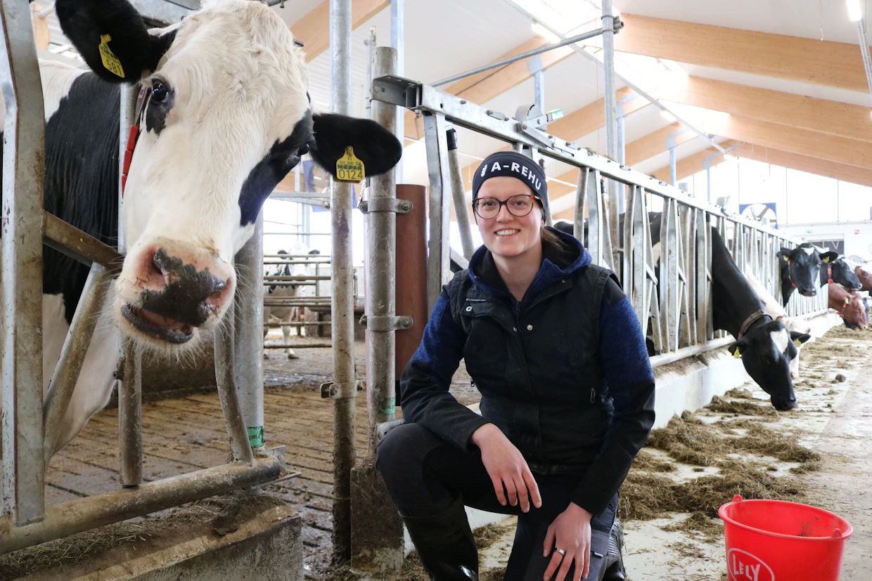 Sini Ryymin-Murtorinne on kouluttanut nautoja seitsemän vuoden ajan. ”Tunnen edelleen suurta iloa, kun saan opettaa navetan asukeille uusia asioita.”