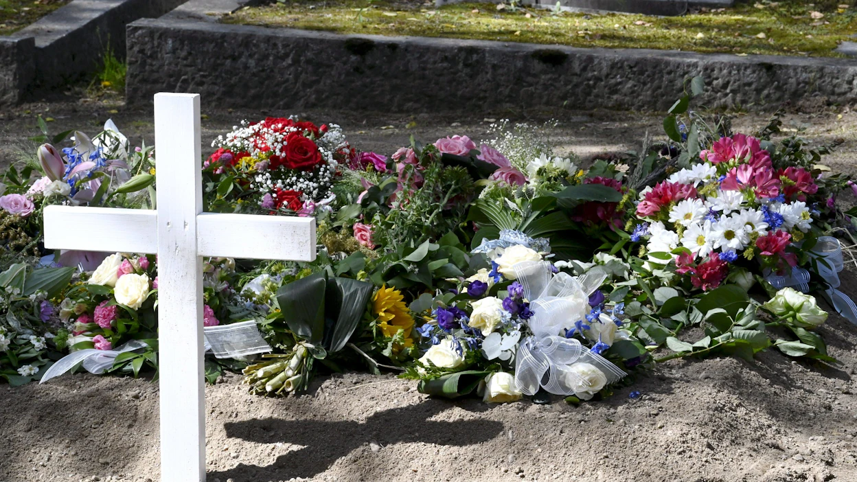 Kuoleman ja hautaamisen välinen aika oli viime vuonna Kirkkohallituksen mukaan noin 24 päivää. LEHTIKUVA / Jussi Nukari.