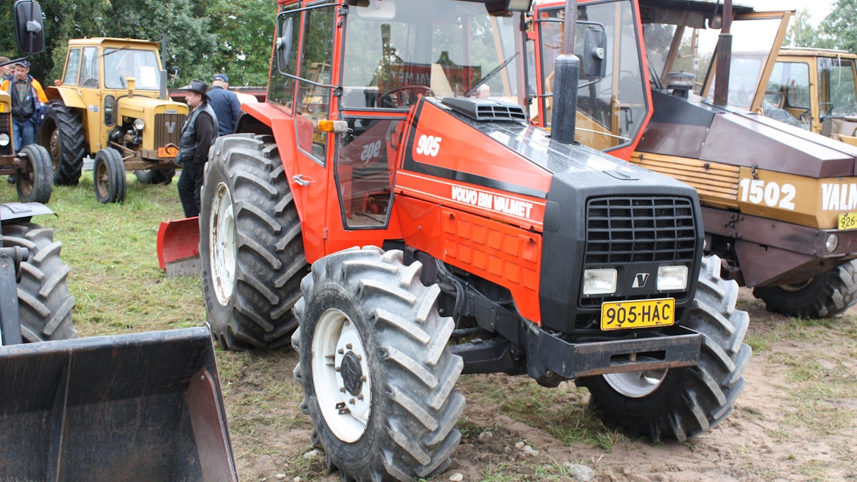Volvo BM Valmet 905 -traktoria valmistettiin vuosina 1984-91 Suolahdella.