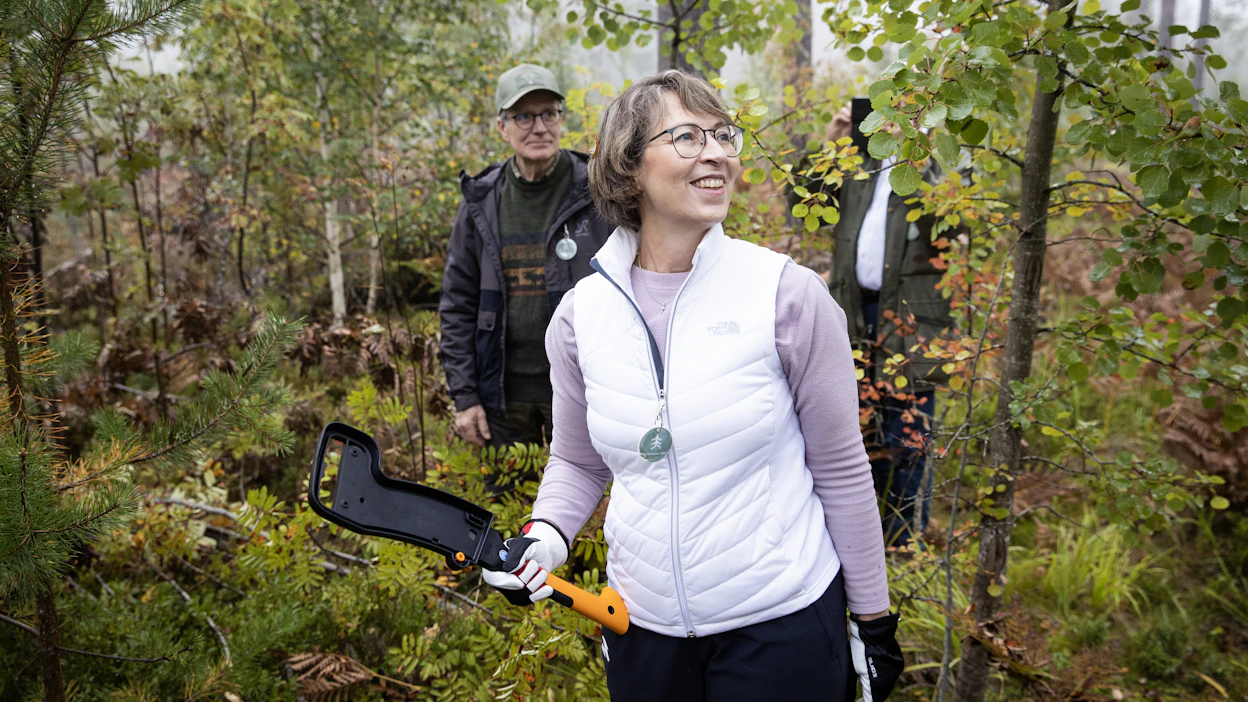 Maa- ja metsätalousministeri Sari Essayah sanoo, että hoitamattomat ja osin omistamattomat metsät ovat yksi syy suuriin maastopaloihin Euroopassa. Hänet kuvattiin vesurin kanssa metsämarssissa 12.9. Tuusulassa.