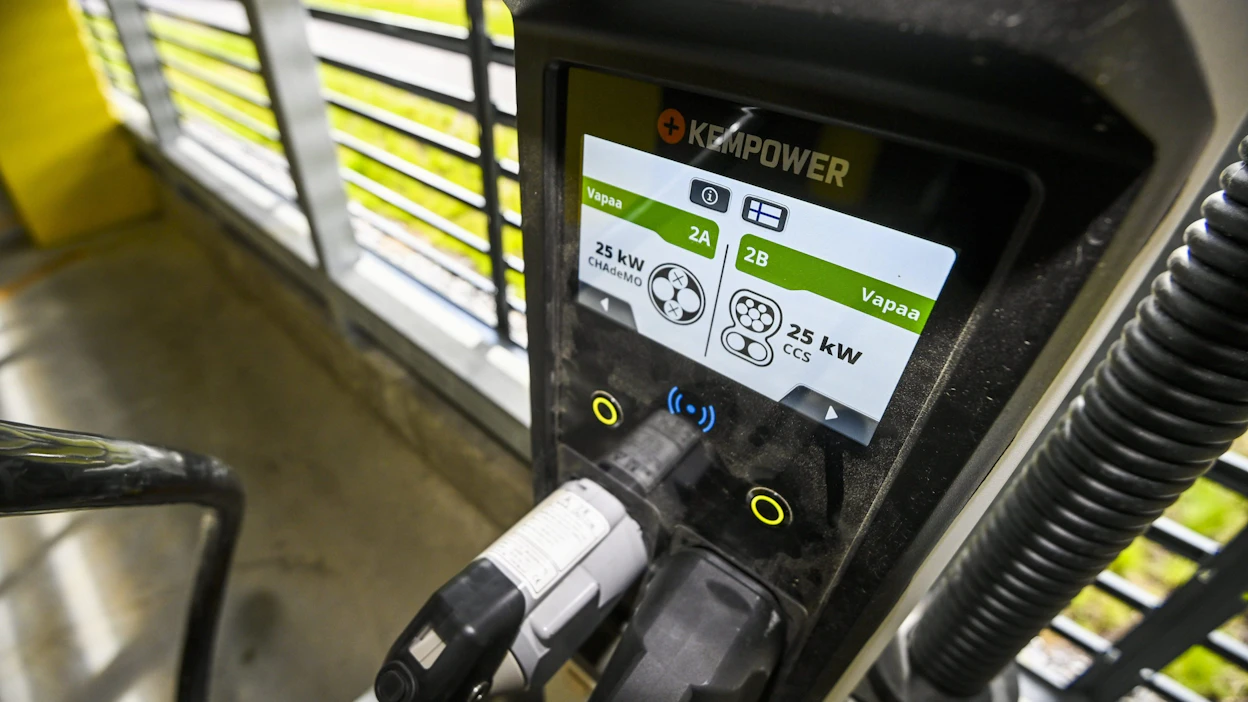 Kempowerin pikalatauslaite Pukinmäen S-marketin parkkipaikalla Helsingissä syyskuussa 2021. LEHTIKUVA / MARKKU ULANDER .